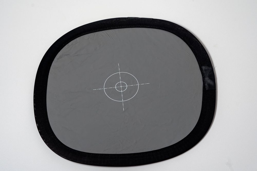 Cartão cinza num lado branco no outro