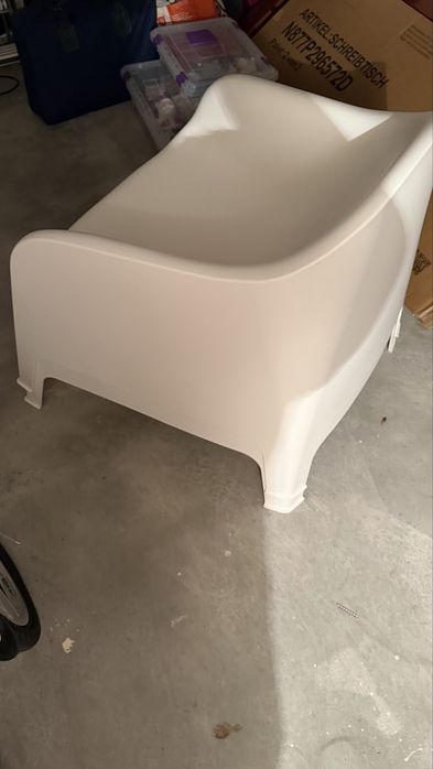 Cadeiroes de exterior e mesa com arrumacao