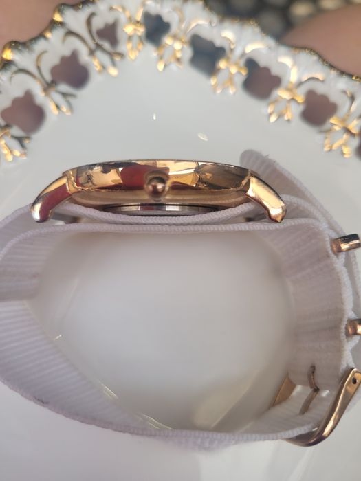 Часы женские наручные кварцевые