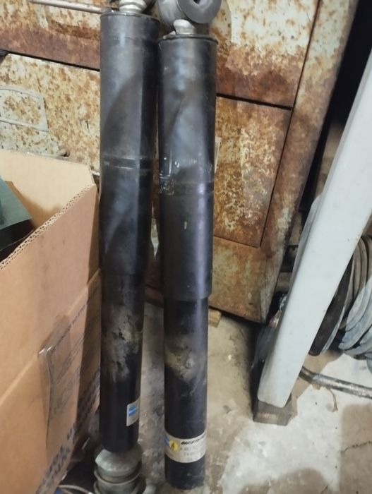 Продам передние амортизаторы. mercedes . G63