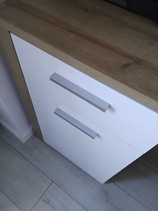 Biurko biel z dodatkiem drewna