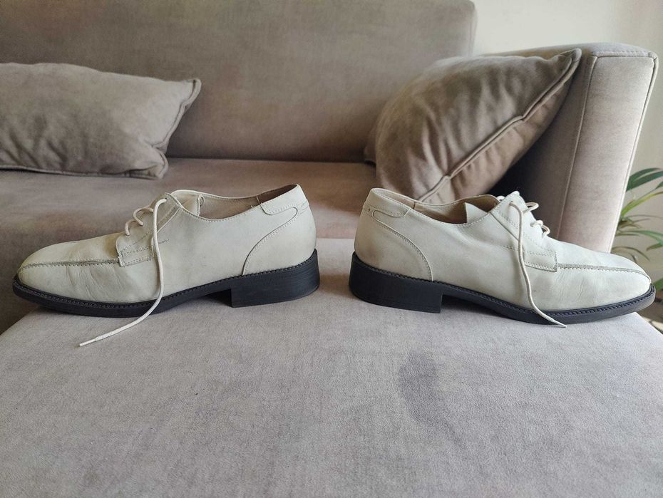 Sapatos cremes em cabedal estado novo tam. 43