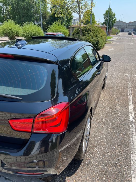 BMW 116 coupé com teto de abrir.