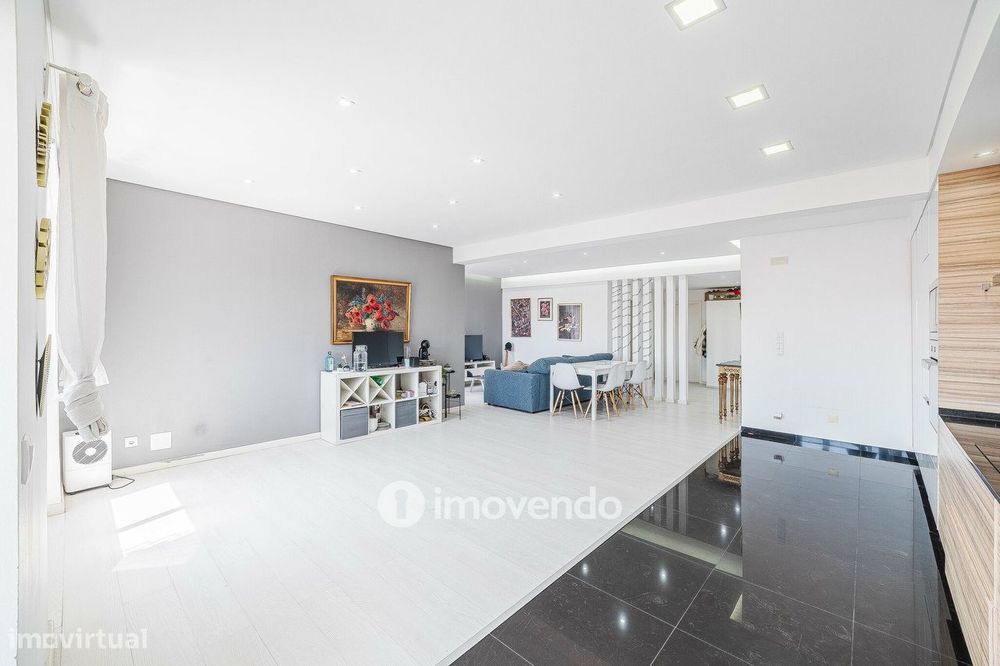Apartamento T2 luminoso, totalmente remodelado, em Corroios