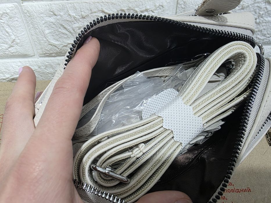 Сумка кросс боди клатч женская кожанная светло-бежевая маленькая