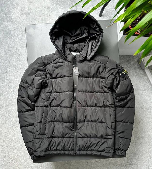 Чоловічий пуховик від бренду stone island в чорному кольорі