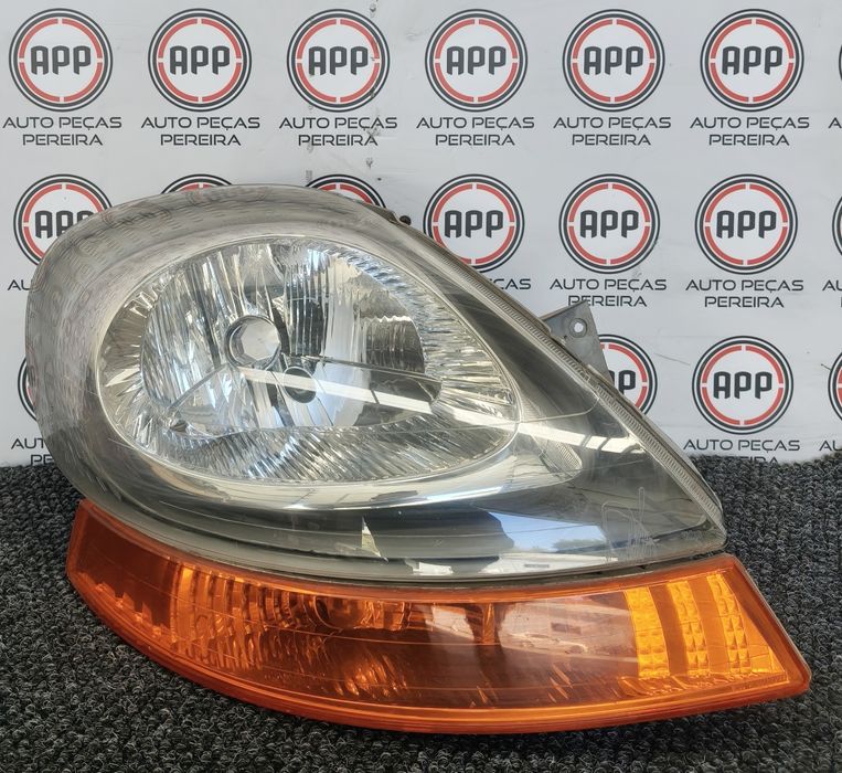 Farol Ótica e pisca direita , esquerda Renault Trafic de 2004 completa .