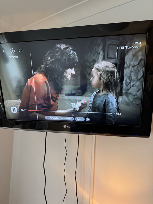 Vendo TV LG de 37 polegadas, funcional, com suporte de parede.