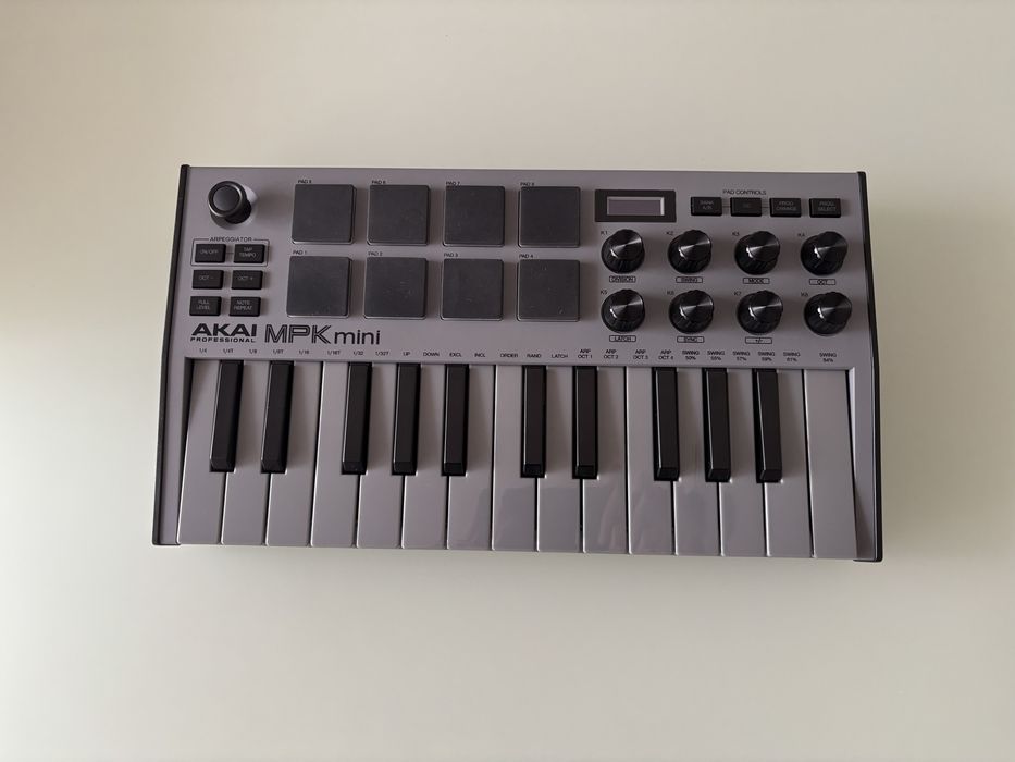 Akai MPK mini + Mala Rigida
