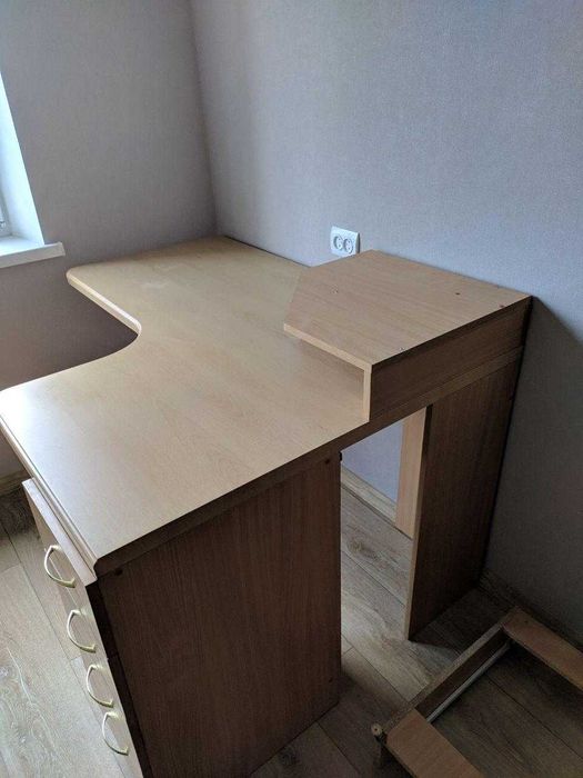 Стіл угловий в кімнату