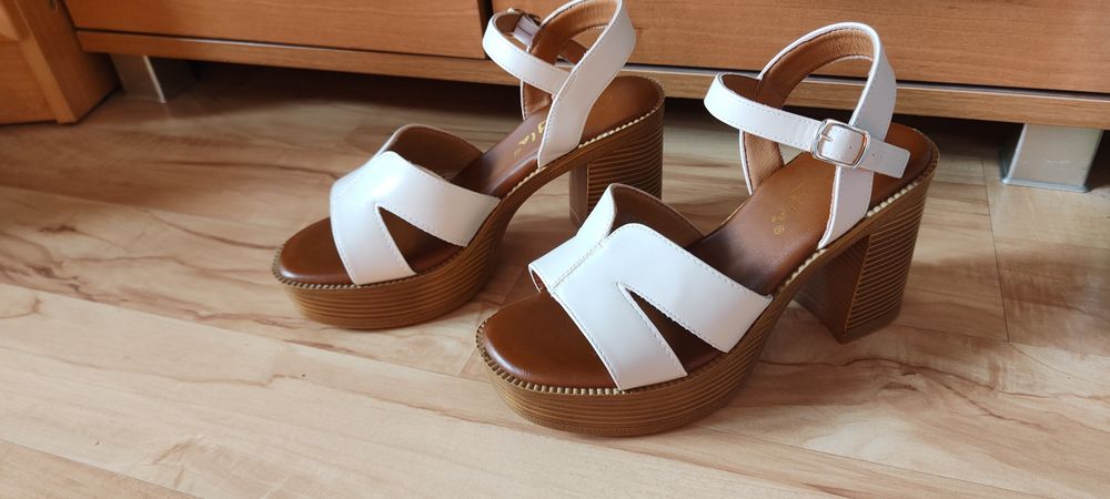 Sandały damskie na słupku 36