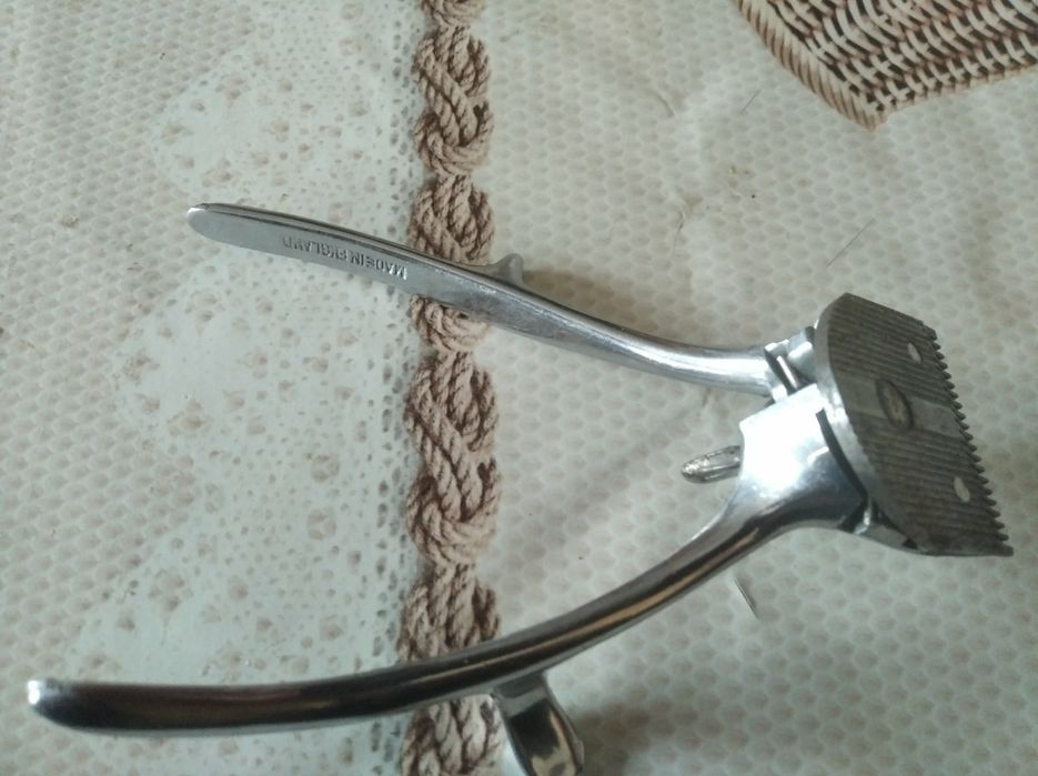 Продам дві старі опасні бритви і ручну машинку стару