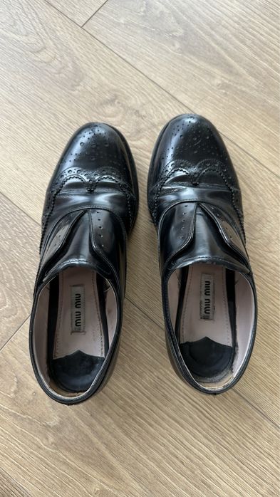 Sapatos da marca miu miu