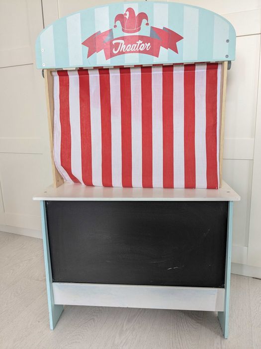 Sklepik drewniany/teatrzyk
