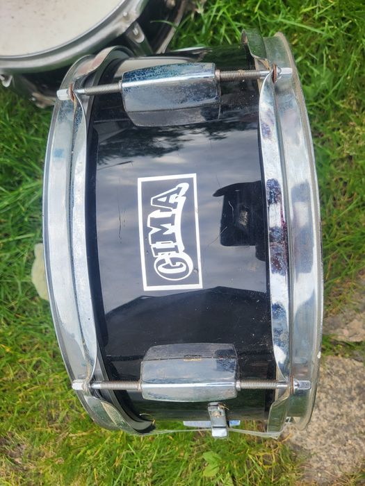 Różne bębny do perkusji