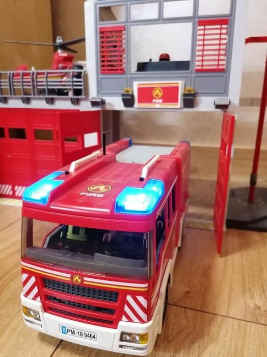 Zestaw Playmobil - remiza i wóz strażacki