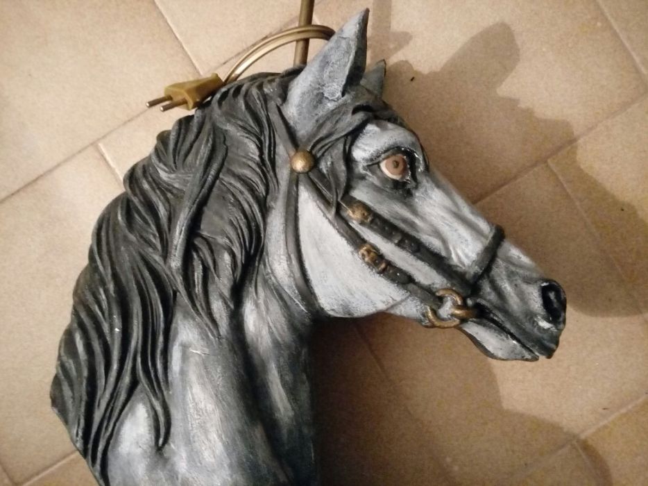 Cavalo candeeiro estátua