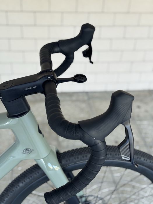 Bicicleta Gravel Scott Addict com rodas carbono