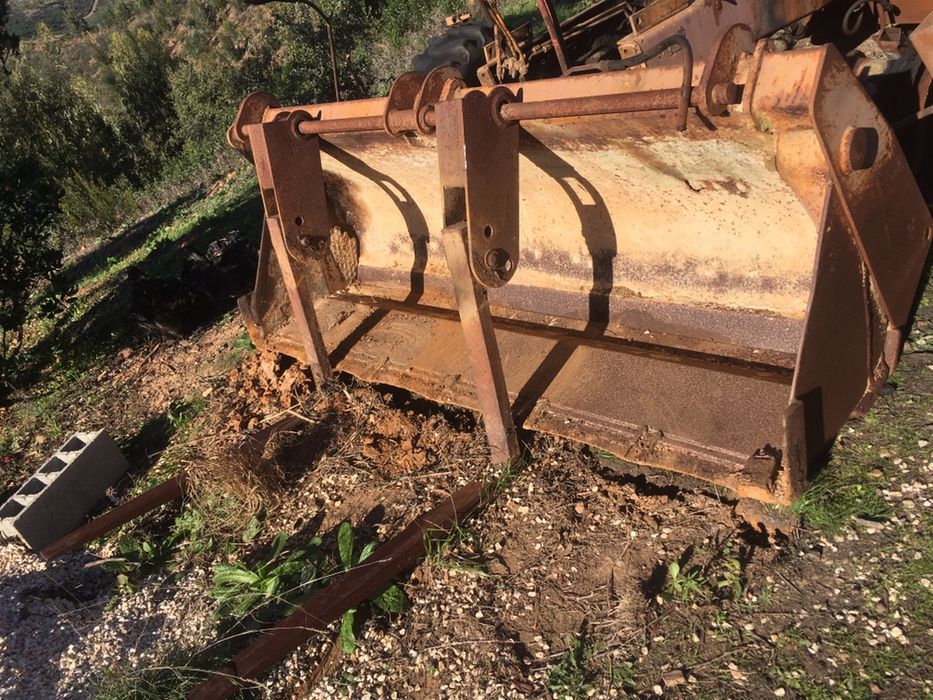 Balde frontal de abrir para retroescavadeira ou trator