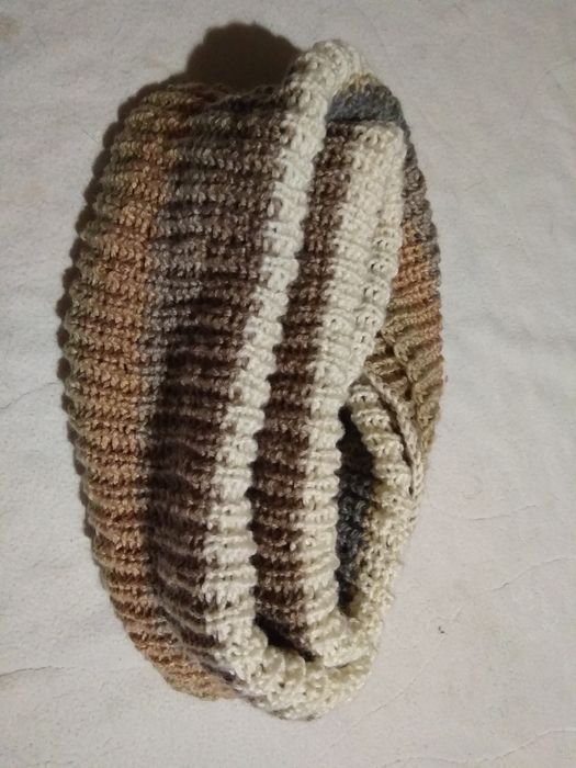 Носки, шапки, шарфики ручной работы.