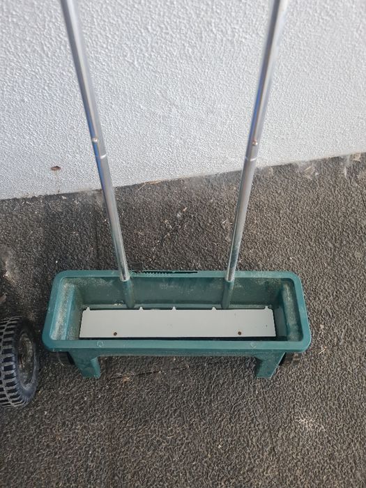 Depósito para espalhar sementes de relva