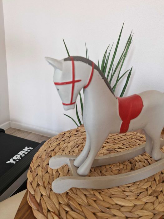Figurka drewniana konik na biegunach