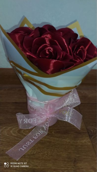 композиція з сатинових троянд