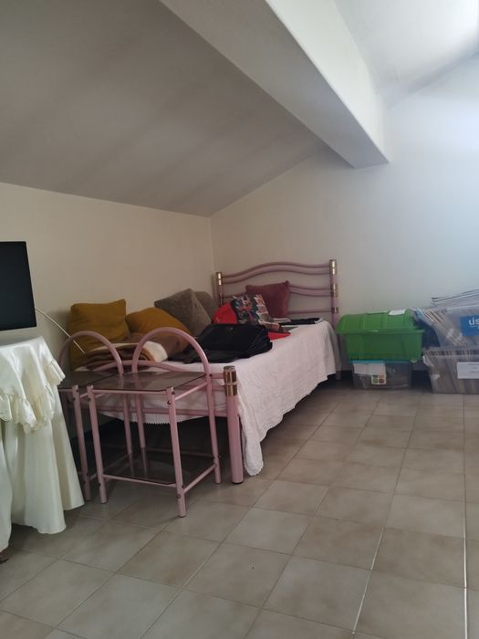 Cama de solteiro e 2 mesas de cabeceira em ferro