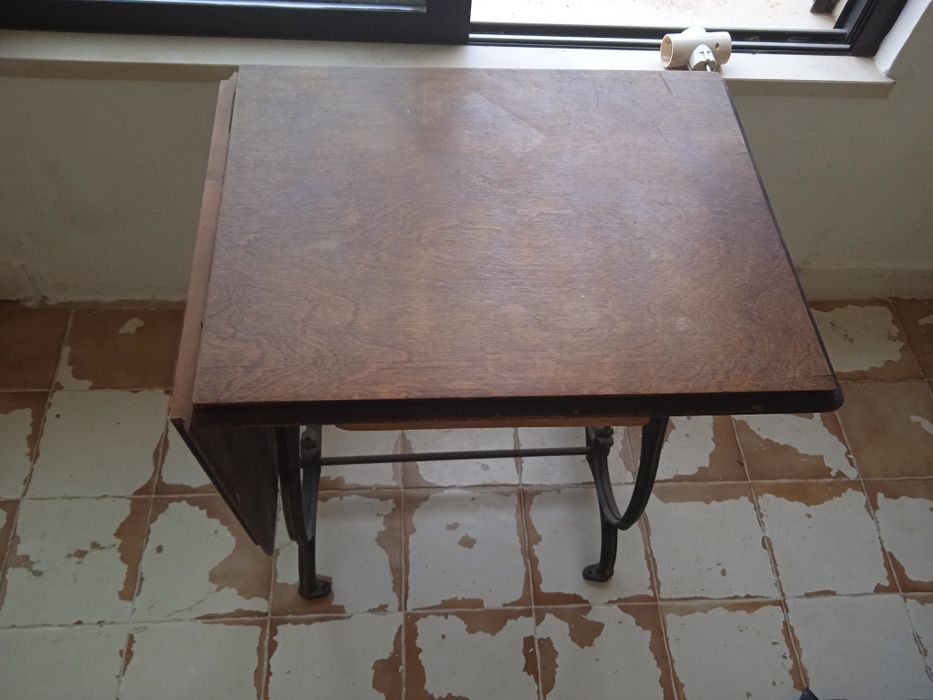 Mesa antiga ADLER de máquina costura