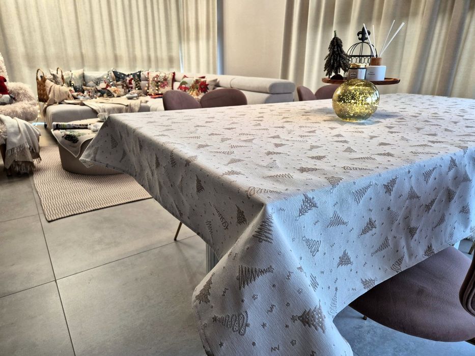 Obrus świąteczny 140x220 ze srebrną nicią LX4
