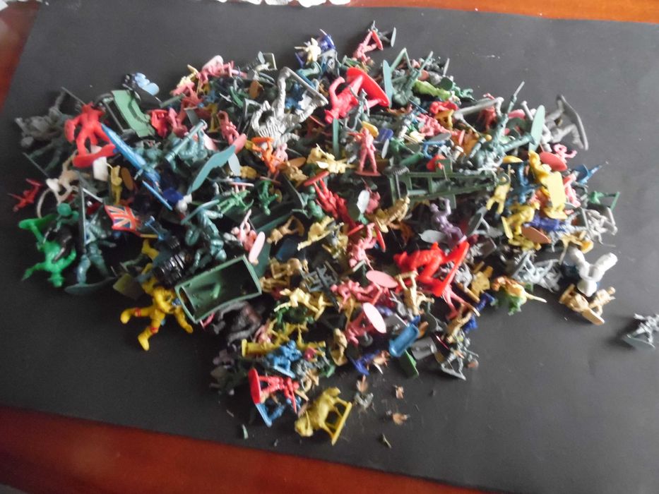 Centenas de soldadinhos de brinquedo, figuras militares clássicas em caixa de metal antiga