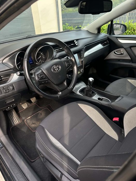 Toyota  Avensis 1.8  2 właściciel