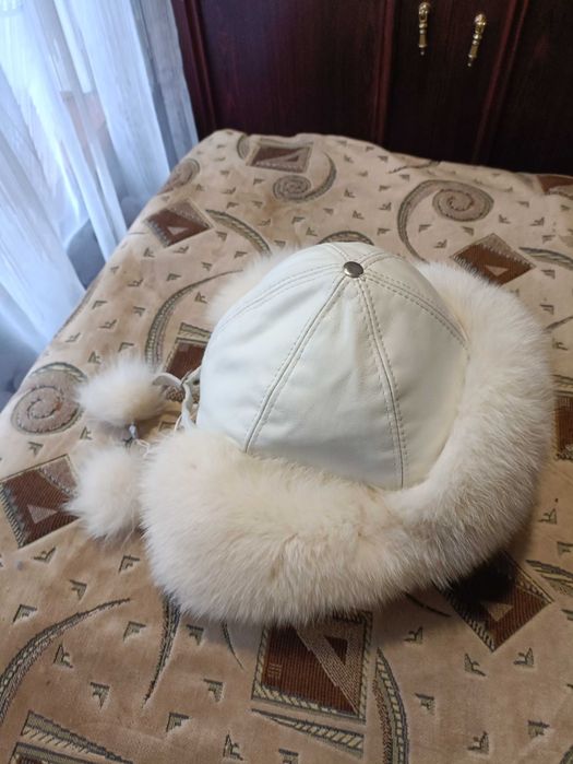 Натуральная кожаная женская шапка с белым мехом