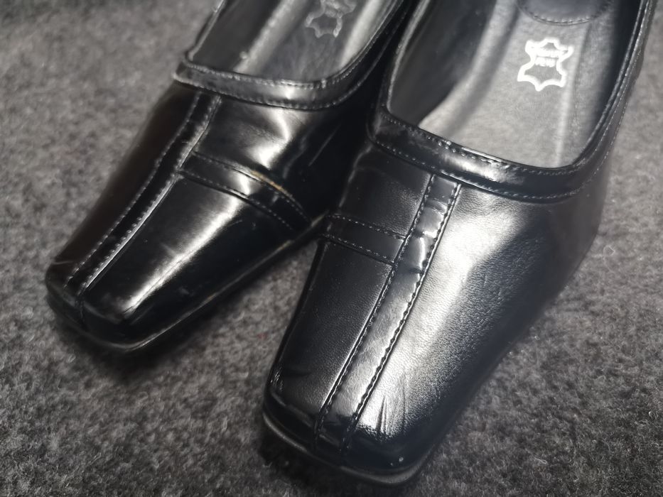 Sapatos pretos de senhora nr. 38