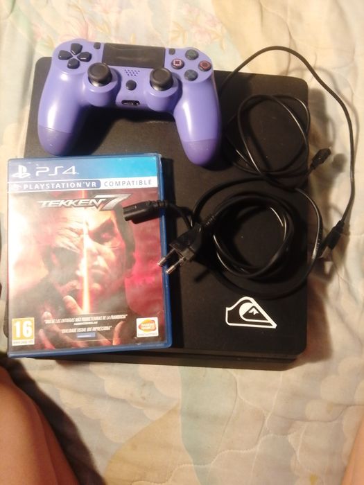 Ps4 com comando e um jogo
