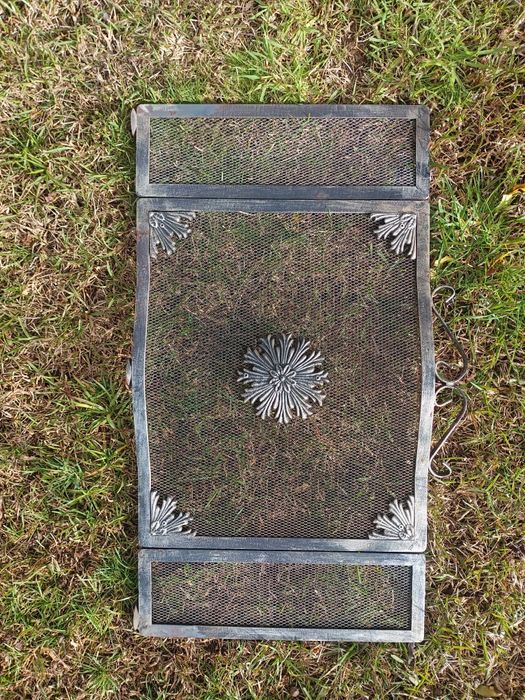 Proteção para lareira metálica . exemplar estado de conservação