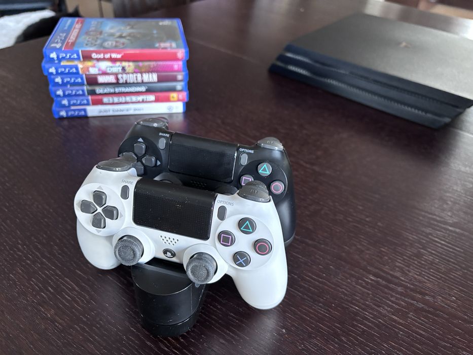 PS4 PRO  1TB, 2 pady, kamera, ładowarka, 6 gier - 999