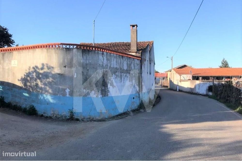 Moradia T2 para recuperar em Semide, Miranda do Corvo