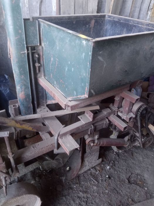 Продам картоплесаджалку під плуг