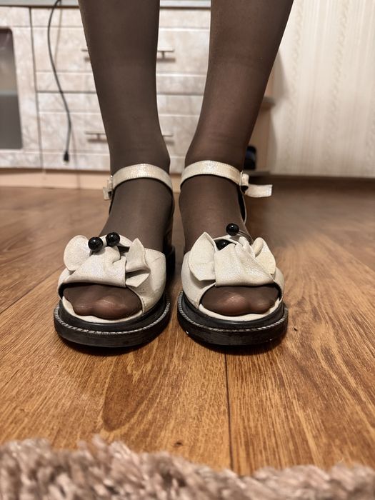 Босоніжки шкіряні