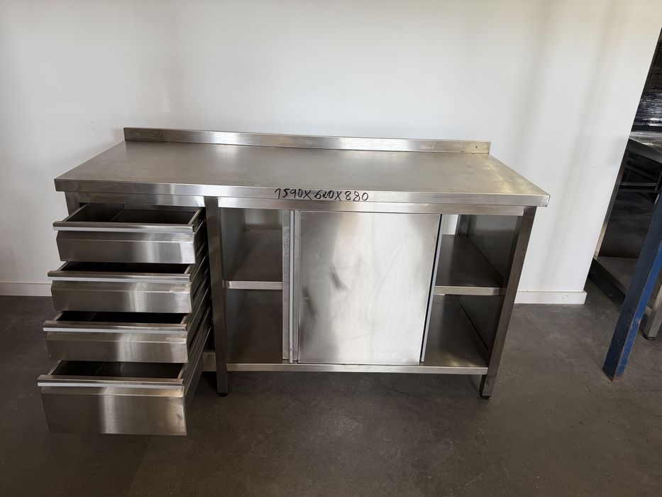 Escaparate Bancada  em aço inox  com 6 gavetas e 2 portas