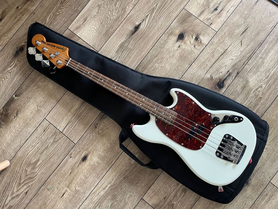 Gitara basowa krótka skala Squier Classic Vive 60s Mustang + futerał + pasek