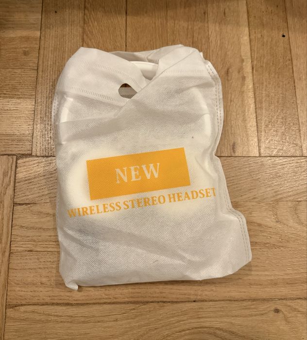 Białe słuchawki bezprzewodowe z kablem