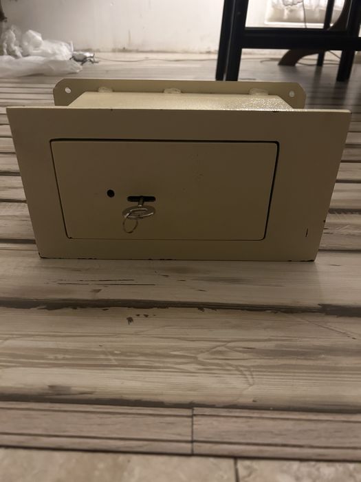 Сейф с возможностью монтажа в стену