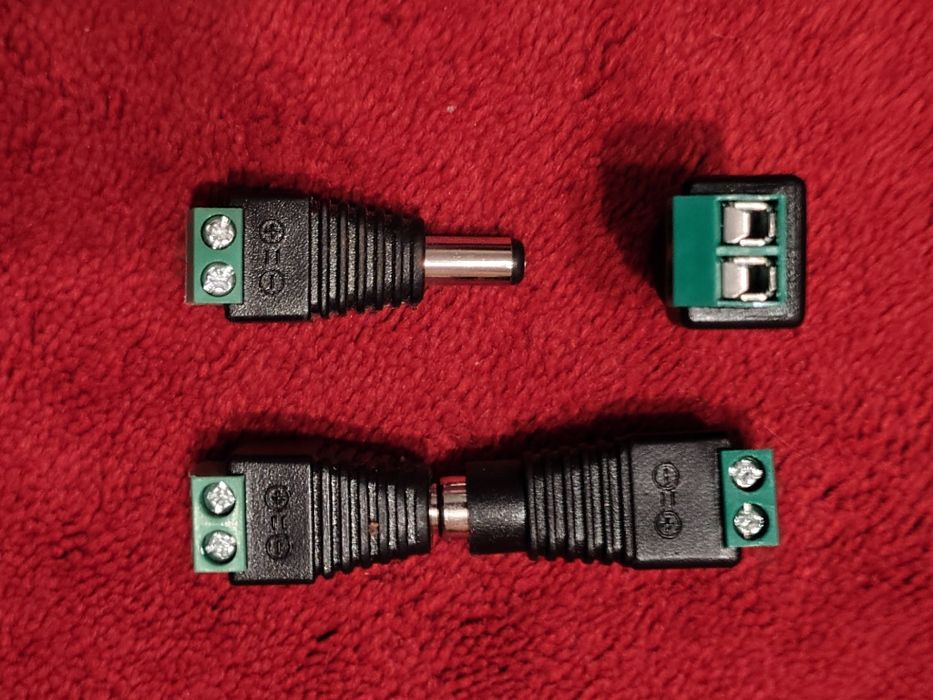 Adapter że złączem zasilania DC 2 kpl.