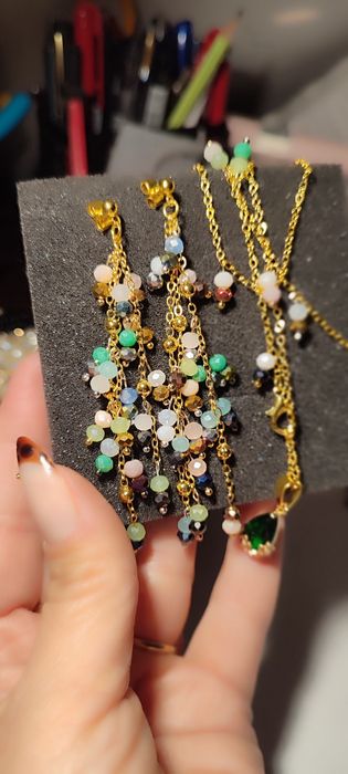 Zestaw mieniącej się biżuterii w kolorze złotym.