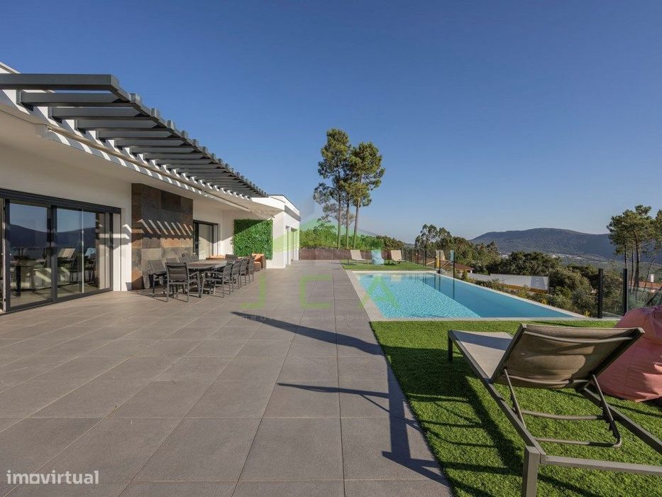 Moradia V3 recente com piscina e vista para a serra