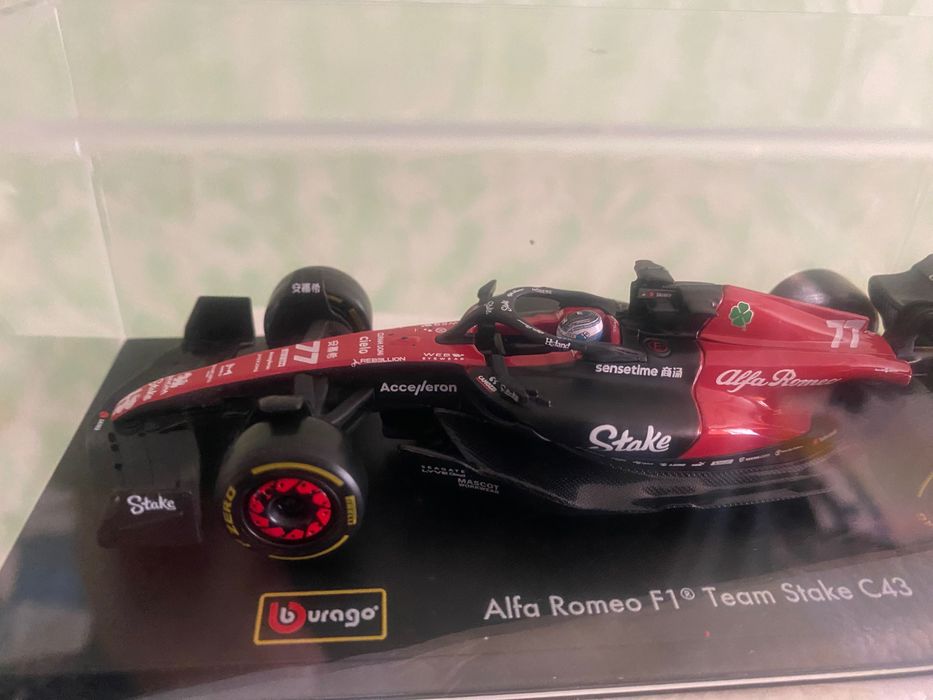 Формула 1, Alfa Romeo 2023.  Боттас № 77. Гонщик і акриловий бокс.