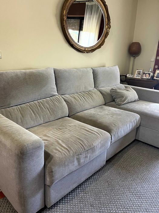 Sofá cinzento com algumas marcas de uso