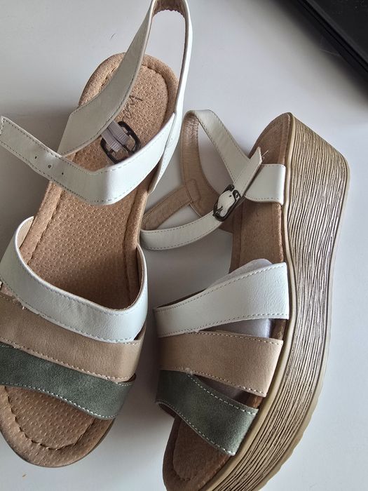 Nowe sandały  39,  lekkie